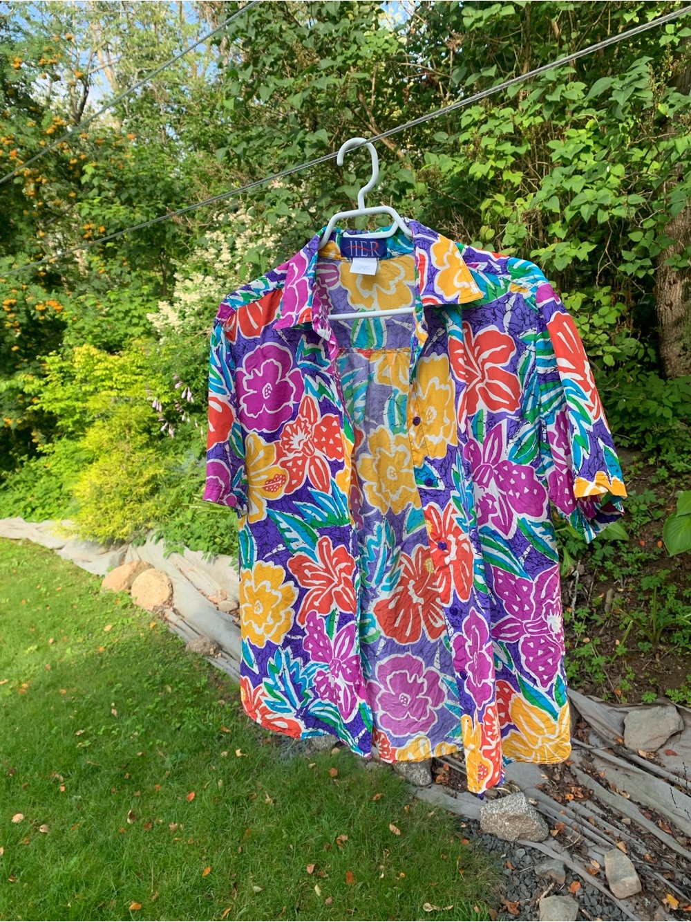 Silk Floral Short-Sleeve Button-Up Shirt - Vibrant Hawaiian Style